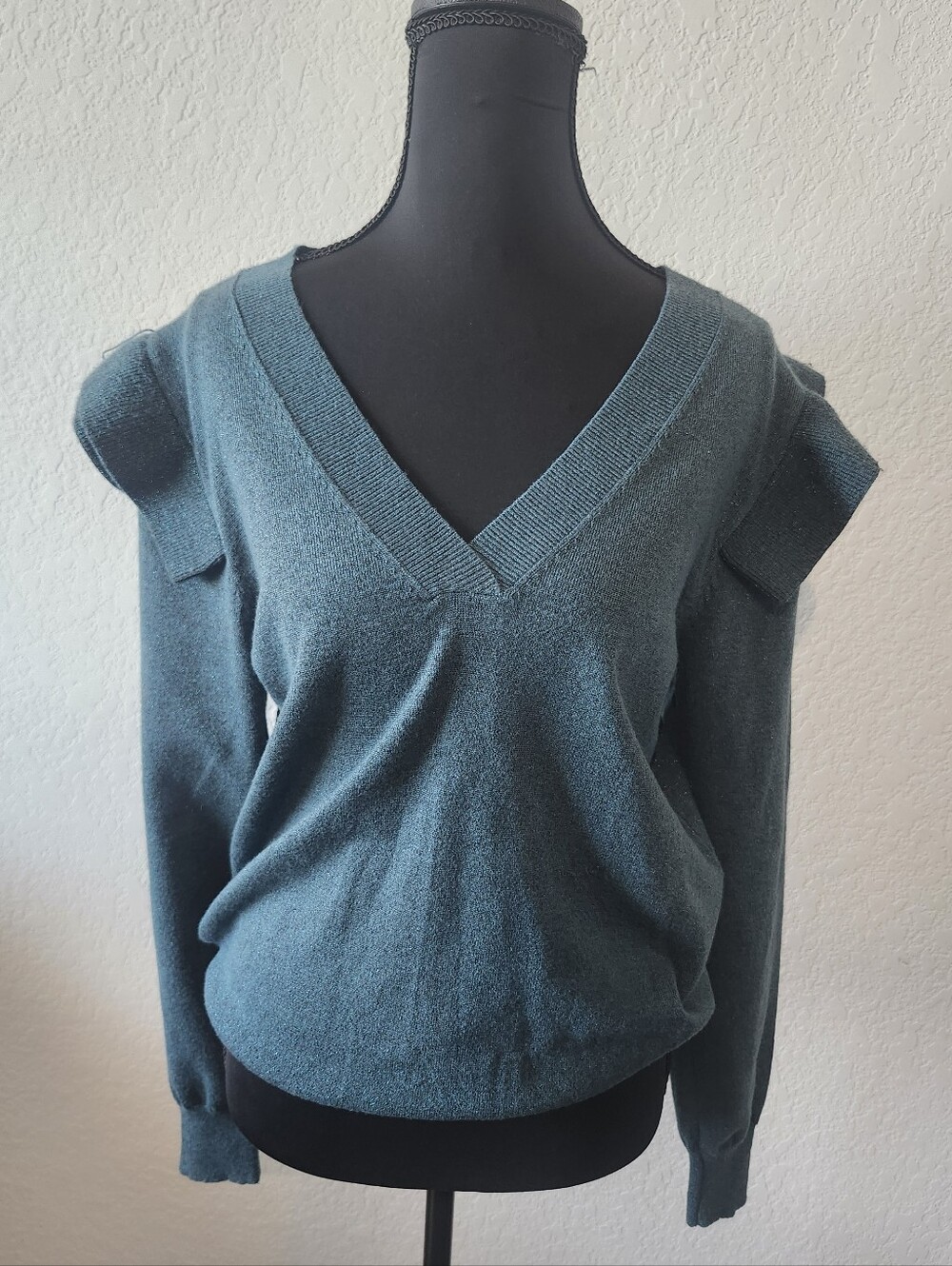 Molly Bracken Size M Green Ruffle Shoulder V-neck Long Sleeve Sweater